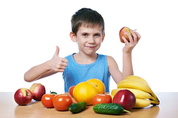 Glücklicher gesunder Junge mit Obst und Gemüse isoliert — Stockfoto