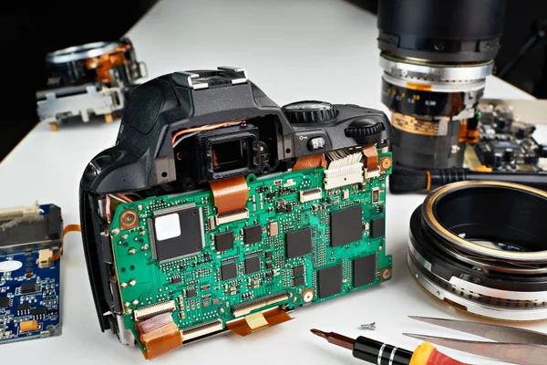 Разбитая цифровая камера SLR в ремонте в сервисном центре — стоковое фото