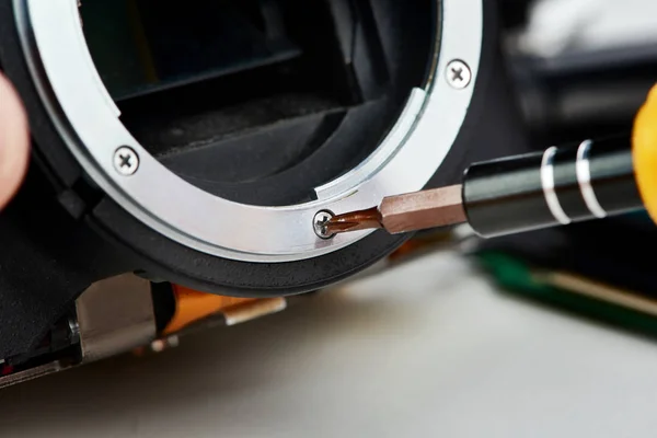 Ремонт сломанной DSLR камеры в эксплуатации — стоковое фото