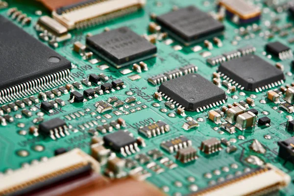 Elektronisch bord met de onderdelen en chips — Stockfoto