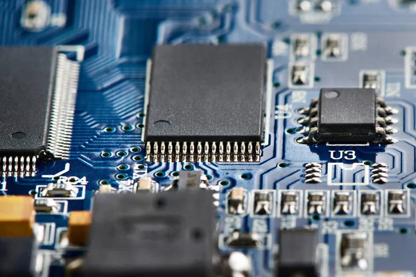 Microchips op elektronische bord — Stockfoto