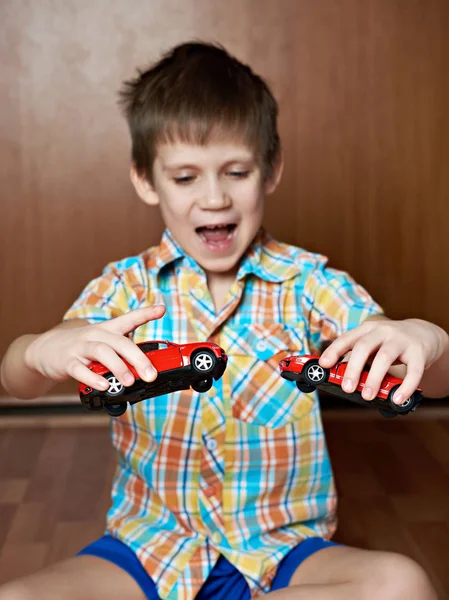 快乐的男孩玩玩具汽车 — 图库照片