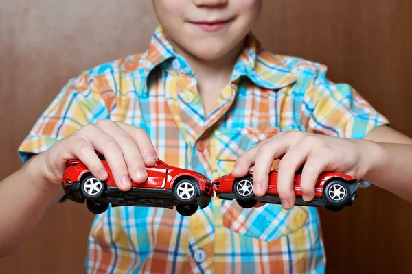 Menino brincando com carros de brinquedo — Fotografia de Stock
