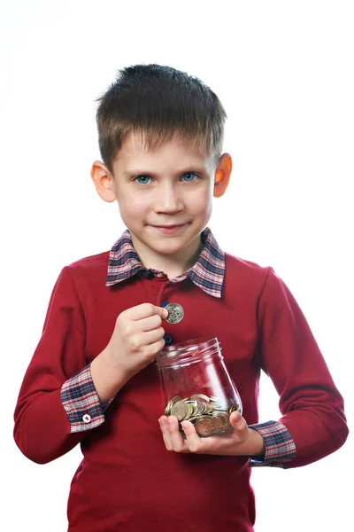Prachtige kleine jongen met glazen pot van munten geïsoleerd — Stockfoto
