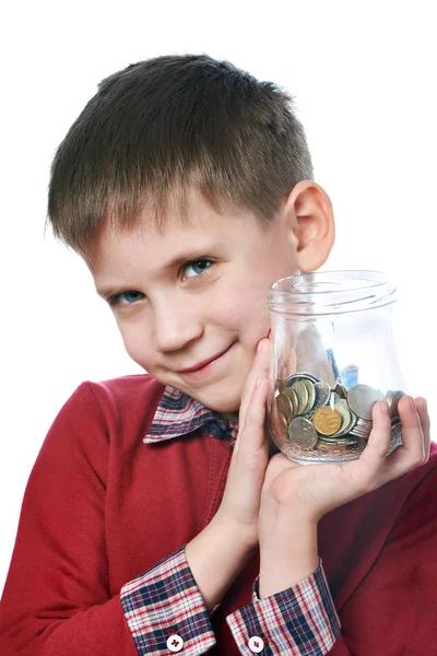 Prachtige kleine jongen met glazen pot van munten geïsoleerd — Stockfoto