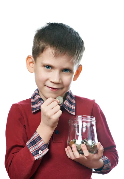 Jongetje met munt en glazen pot moneybox geïsoleerd — Stockfoto