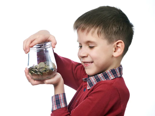 Prachtige kleine jongen met glazen pot van munten geïsoleerd — Stockfoto