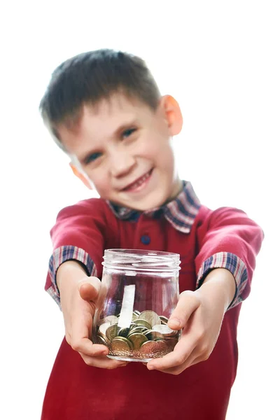 Prachtige kleine jongen met glazen pot van munten geïsoleerd — Stockfoto