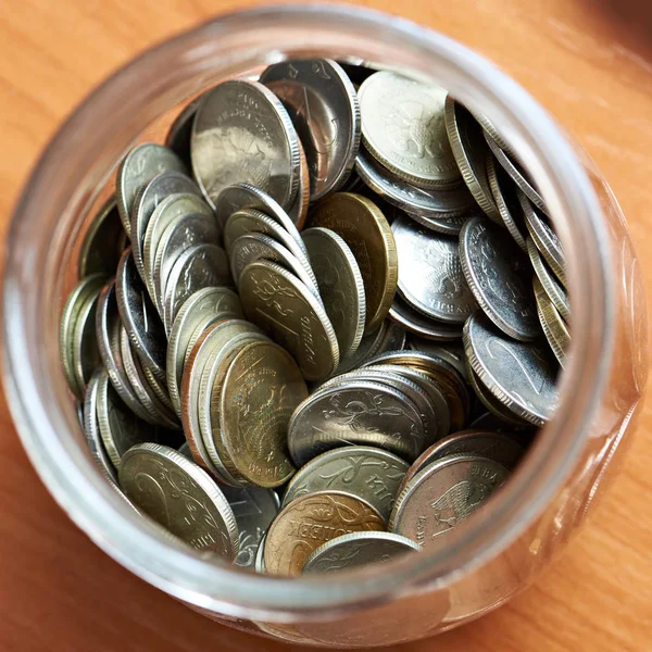 Монеты рубли в стеклянной банке — стоковое фото