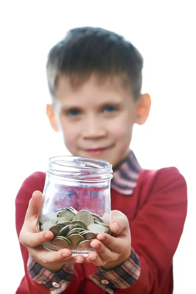 Prachtige kleine jongen met glazen pot van munten geïsoleerd — Stockfoto