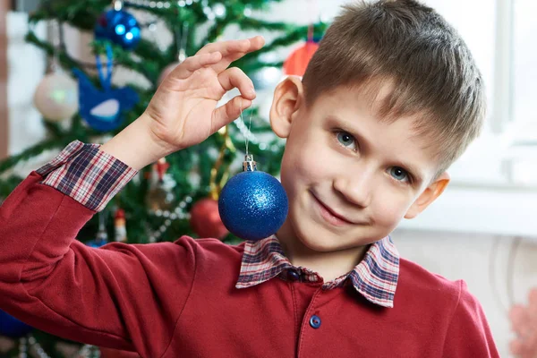Ευτυχισμένο παιδί με Χριστουγεννιάτικη μπάλα παιχνίδι — Φωτογραφία Αρχείου