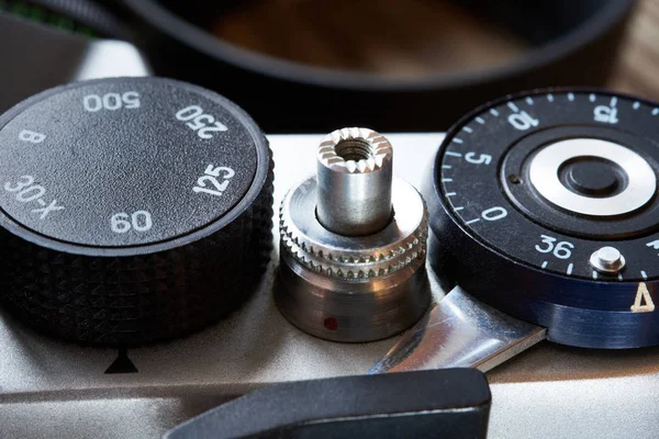 Controle de velocidade do obturador de discagem e contador de quadros na câmera SLR — Fotografia de Stock