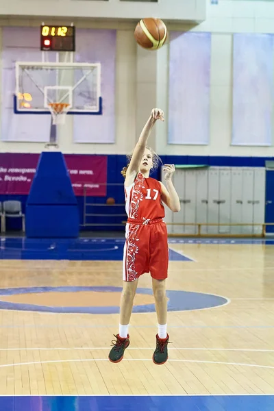 Atleta menina em uniforme jogando basquete — Fotografia de Stock