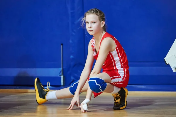 Девушка-атлет разогревается перед игрой. Травмы в спорте — стоковое фото
