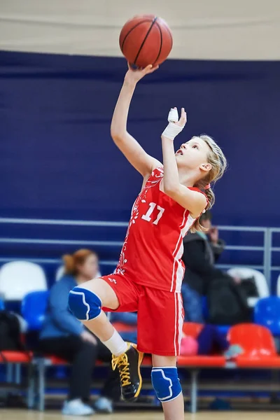 Девушка-спортсмен с травмой пальцев в форме играет в баскетбол — стоковое фото