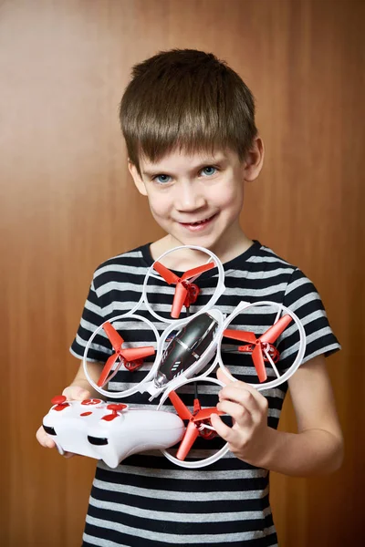 Niño pequeño con juguete drone quadcopter —  Fotos de Stock