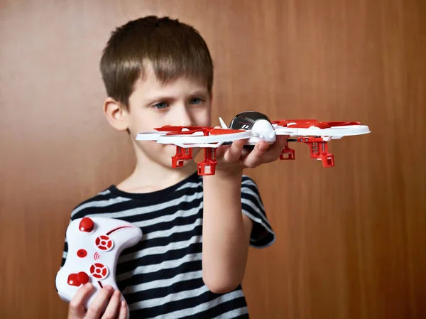Mały chłopiec z zabawkami quadcopter drone — Zdjęcie stockowe