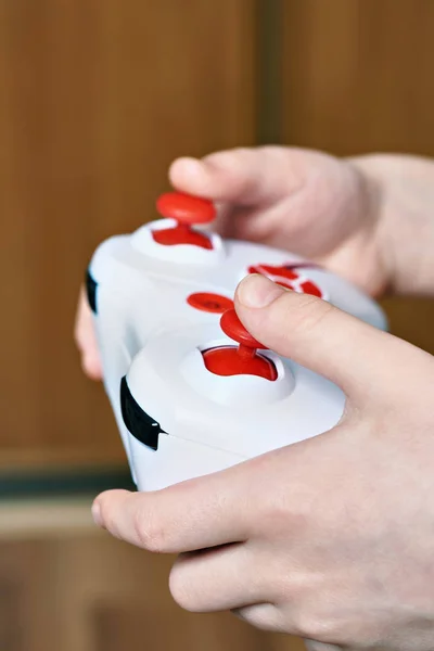 Child hands use remote control — Stock Photo, Image