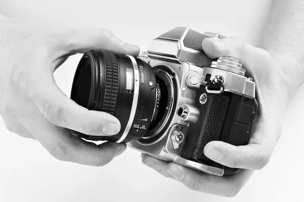Μαύρο και άσπρο φωτογραφία Slr φωτογραφική μηχανή στα χέρια του φωτογράφου — Φωτογραφία Αρχείου