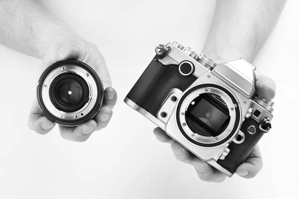 Schwarz-Weiß-Foto-Slr-Kamera in der Hand Fotograf — Stockfoto