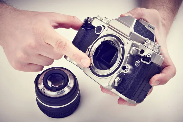 Photographe montre le mécanisme de mise au point automatique appareil photo reflex — Photo