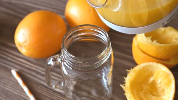 Women pours fresh juice from a juicer — Stock Video