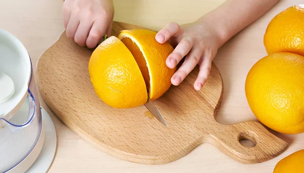 Child cutting knife orange — Stock Photo, Image