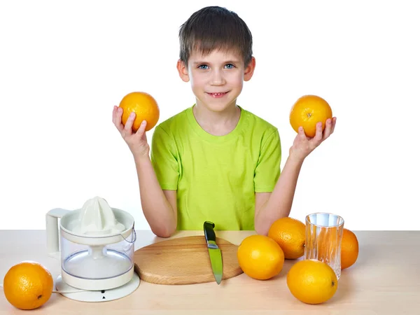 Ragazzo felice con arance e spremiagrumi isolati — Foto Stock