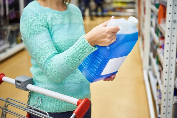 Γυναίκα αγοράζει nonfreezing υγρό σε σούπερ μάρκετ — Φωτογραφία Αρχείου