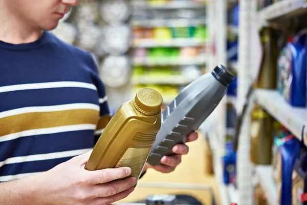 Uomo scelte olio motore nel supermercato — Foto Stock