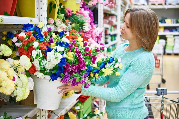 Femme achetant des fleurs dans un grand supermarché — Photo