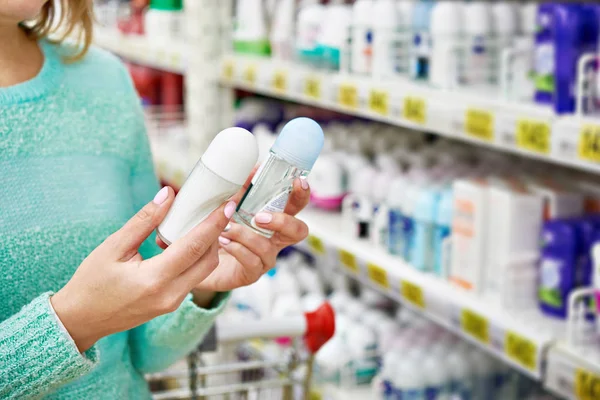 Femme dans le magasin choisit déodorant — Photo