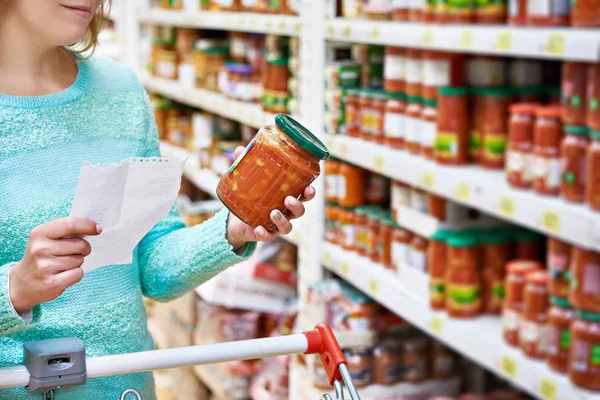 女性は、食料品店でトマトの lecho を選択します。 — ストック写真