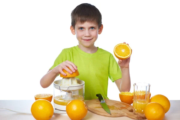 Gelukkige jongen met sinaasappel en juicer geïsoleerd — Stockfoto