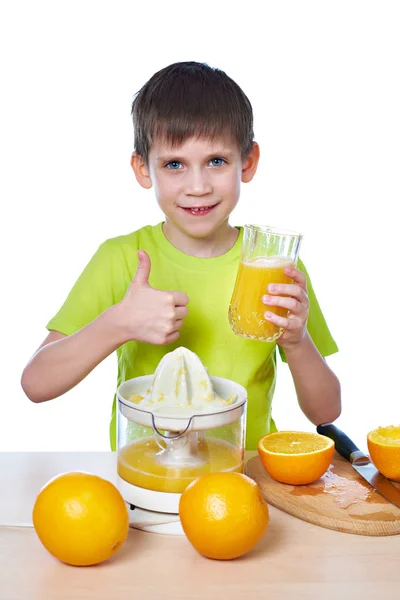 Glücklicher Junge mit Saft und Daumen hoch — Stockfoto