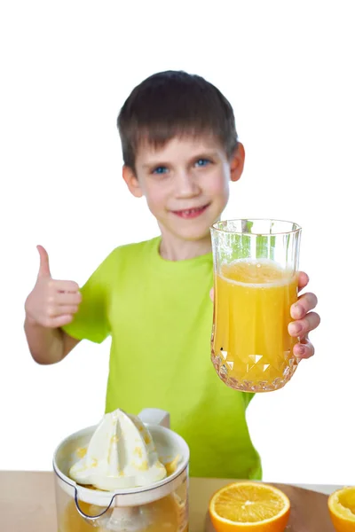 Rapaz feliz com suco e mostrando polegares para cima isolado — Fotografia de Stock