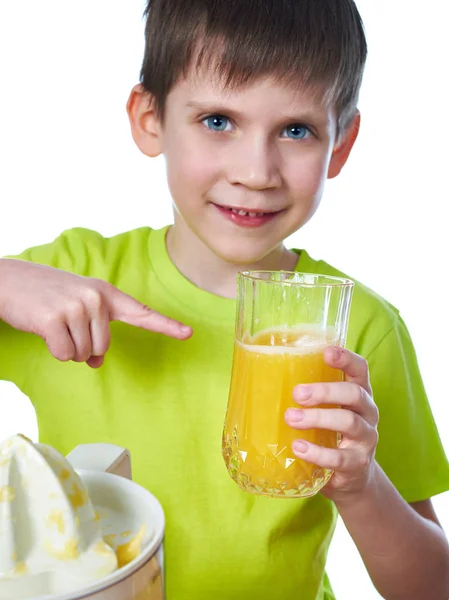 Garçon heureux avec du jus et montrant pouces isolés — Photo