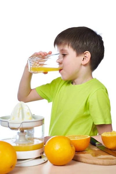 Ragazzo beve succo d'arancia isolato — Foto Stock