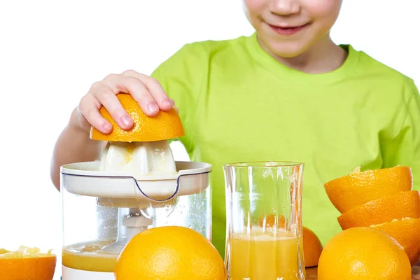 Chico hace jugo de naranja aislado — Foto de Stock
