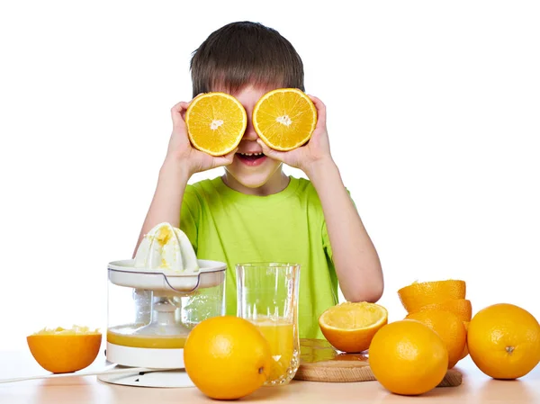 Glücklicher Junge mit Orangen und Saftpresse isoliert — Stockfoto