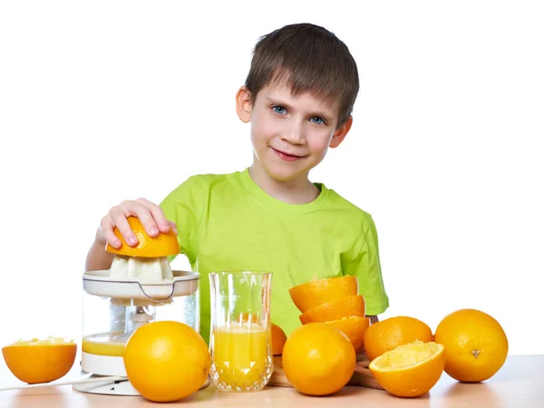 Felice ragazzo fa succo d'arancia isolato — Foto Stock