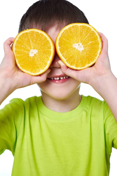 เด็กชายที่มีความสุขกับสองชิ้นส้มแยก — ภาพถ่ายสต็อก