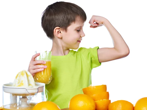 Junge mit Orangensaft blickt auf Bizepsmuskel isoliert — Stockfoto