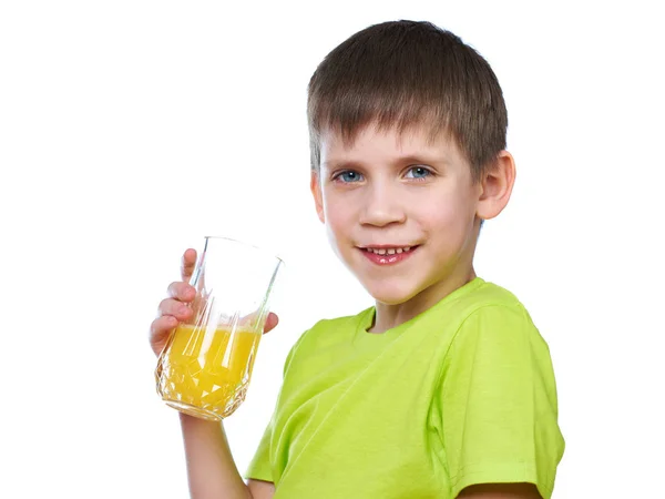 Gelukkige jongen drinkt jus d'orange geïsoleerd — Stockfoto