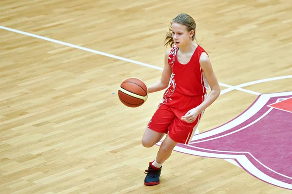 Chica en uniforme deportivo jugando baloncesto —  Fotos de Stock