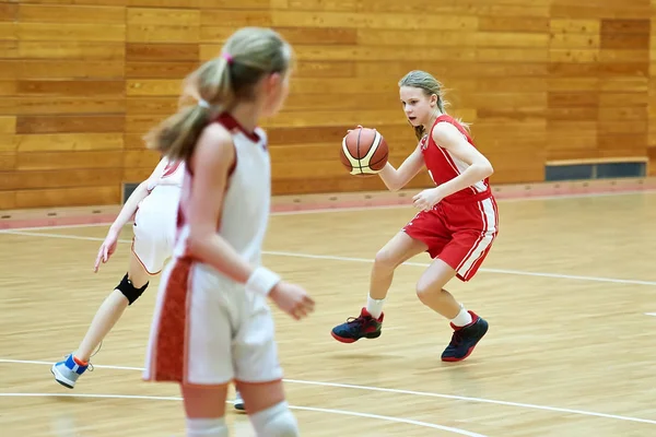 Девушки в спортивной форме играют в баскетбол в помещении — стоковое фото