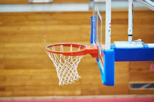 Arco de basquete na sala de esportes — Fotografia de Stock