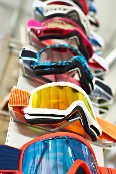 Maschera per occhiali da sci in stand in negozio — Foto Stock