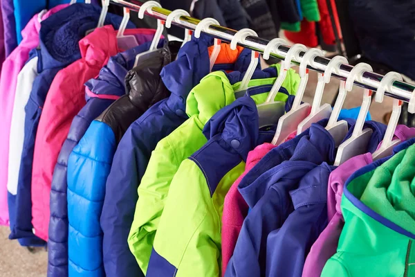 Wintersportjacke für Kinder auf Kleiderbügel im Geschäft — Stockfoto