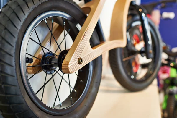 Bicicleta de equilibrio de madera o bicicleta de carrera — Foto de Stock